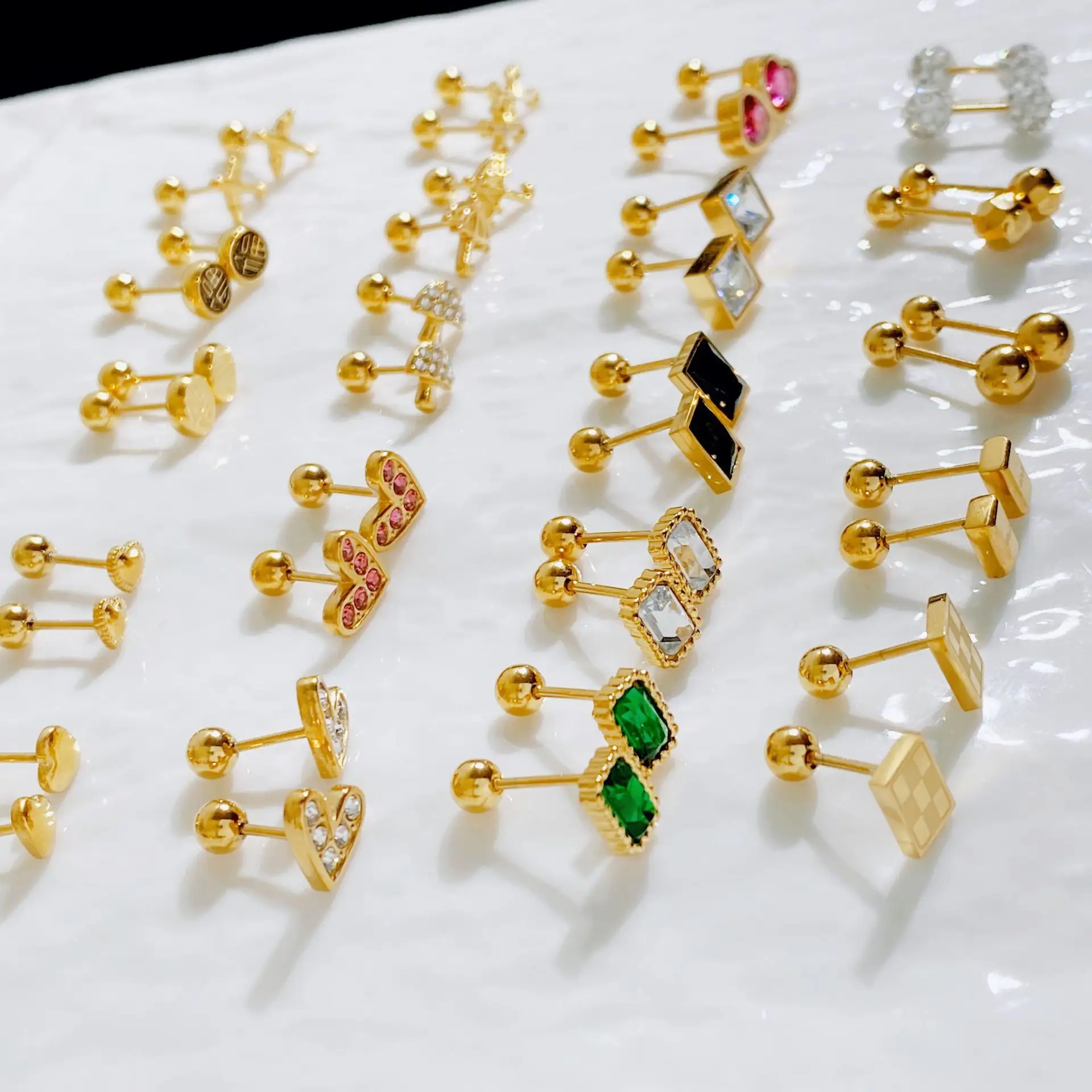 Anting-anting salib semanggi huruf M Enamel minimalis anting-anting kancing zirkon hati jamur keberuntungan baja Titanium emas 18k untuk wanita