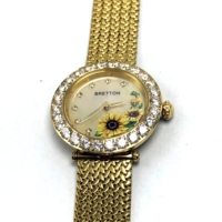 Montre-bracelet de luxe pour femme avec bracelet en maille plaqué or, lunette sertie de diamants, cadran en nacre et motif tournesol