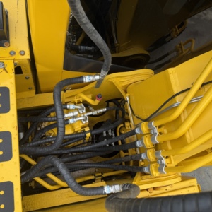 Excavatrice sur chenilles Komatsu PC220-8 d'occasion, 23,1 tonnes, avec une force de creusement de 172 kN et une profondeur de creusement de 6920 mm, à vendre, certifiée CE - Product Image 6