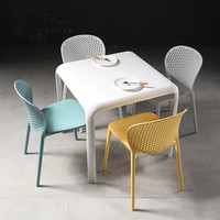 Chaise de salle à manger empilable en plastique PP de qualité supérieure, design moderne, avec dossier perforé, style italien, pour restaurant