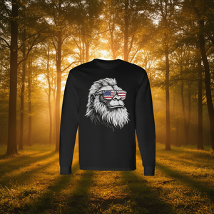 Maglietta a maniche lunghe Bigfoot con occhiali da sole e bandiera degli Stati Uniti - Product Image 3
