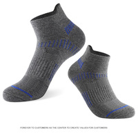 Chaussettes de sport en coton respirantes et absorbantes avec empiècements en mesh pour hommes et femmes, idéales pour la course à pied