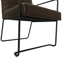 Chaise de salle à manger industrielle en métal noir avec accoudoirs, revêtement en cuir PU marron, base en traîneau, chaise d'appoint pour restaurant et maison