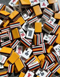Juego de Mahjong Acrílico Amarillo Jengibre Moderno y de Lujo con Borde de Siete Capas Colorido, Fichas de Mahjong Duraderas para Juego Familiar - Product Image 5