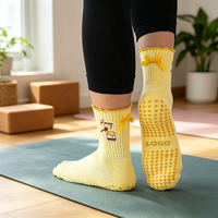 Chaussettes de Pilates personnalisées pour femmes, antidérapantes, chaussettes de yoga douces, respectueuses de la peau, chaussettes de sport tricotées, avec nœud cousu et broderie à volants