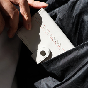 Tarjetero Delgado de Cuero PU Blanco con Cierre a Presión, Diseño Minimalista Unisex - Product Image 1