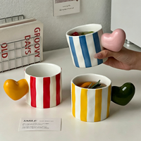 Mug à café en céramique rayé créatif, tasse à thé en porcelaine avec poignée en forme de cœur 3D, tasse à boire pour la maison ou le bureau, cadeau de la Saint-Valentin