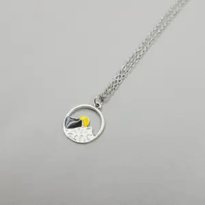 Zon Of Maan Stijgende Of Instelling Achter Grote Mountain Range Bos Paar Ketting Voor Vrouw Gift