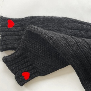 Mitaines thermiques exquises pour femmes hiver chaud câble tricoté chauffe-bras gants longs sans doigts avec coeurs rouges pour la chaleur extérieure - Product Image 2