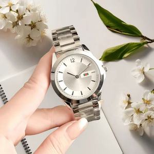 Nuevo diseño de reloj de pulsera unisex con correa de acero inoxidable, logotipo rojo, verde y blanco, esfera plateada, reloj de pulsera informal y moderno. - Product Image 2