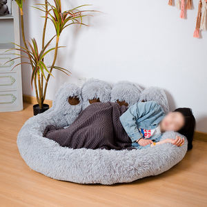 Fabricante al por mayor de felpa lavable de espuma viscoelástica con forma de pata de oso producto para mascotas cama de perro humano para perros grandes - Product Image 2