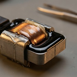 Material de encapsulado epoxi de alta conductividad térmica de 2.2W/m.k para servidores de IA de alto rendimiento y módulos de potencia, encapsulado especializado - Product Image 1