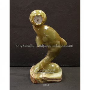 Porte-horloge de bureau et de table en onyx vert au design complexe de dauphins - Product Image 1