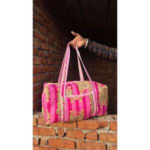 Bolsa de Viaje Acolchada de Algodón Hecha a Mano, Duradera, Ligera, Elegante, con Estampado Tradicional, Perfecta para Vacaciones - Product Image 1