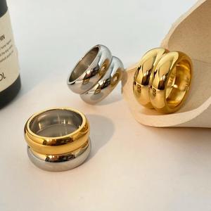 Bague large double couche en acier inoxydable plaqué or 18 carats pour femme, texture métallique, vente en gros - Product Image 1