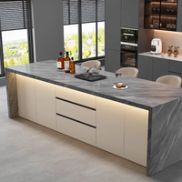 Îlot de cuisine en pierre frittée veinée de marbre blanc, panneau cannelé en bois, éclairage LED d'ambiance, évier et charnières pour cuisine et salle à manger modernes