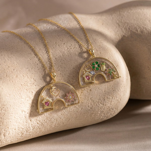 Collier rétro <span class=keywords><strong>en</strong></span> laiton arc-<span class=keywords><strong>en</strong></span>-ciel avec pendentif multi-breloques, ouvrable, design creux, boîte transparente, pour création DIY - Product Image 2