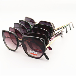 <span class=keywords><strong>Lunettes</strong></span> <span class=keywords><strong>de</strong></span> <span class=keywords><strong>soleil</strong></span> PC assorties pour femmes en liquidation Stock mixte avec lentilles UV400 <span class=keywords><strong>Lunettes</strong></span> <span class=keywords><strong>de</strong></span> <span class=keywords><strong>soleil</strong></span> promotionnelles - Product Image 3
