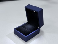 Boîte à bagues LED bleue en gros, boîte à bijoux LED bleu foncé avec logo personnalisé pour l'emballage de diamants
