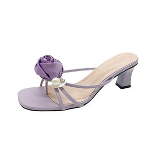 Tendencias de moda de verano: sandalias de mujer con punta abierta, versátiles, con diseño de tiras y una falda resistente. - Product Image 1