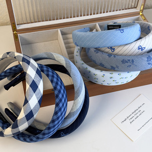 Vente en gros de bandeaux bleu à carreaux pour maquillage, bandeau rembourré en éponge à rayures, bandeau pour cheveux, bandeau en tissu à fleurs pour femmes et filles - Product Image 1