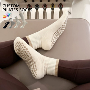 Chaussettes de sport en coton compressif antidérapantes de haute qualité avec logo personnalisé pour femmes, chaussettes de yoga et de Pilates - Product Image 1