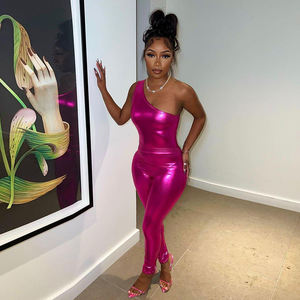 2023 primavera nuove donne sexy <span class=keywords><strong>in</strong></span> <span class=keywords><strong>pelle</strong></span> verniciata vestiti monospalla pantaloni a vita alta vestito stretto streetwear femminile - Product Image 2