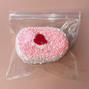 Jouet Squishy Réaliste Fraise Crème 9cm, Nouveau Jouet Anti-Stress pour Enfants et Adultes, Cadeau pour une Bonne Humeur - Product Image 2