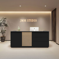 Comptoir de réception et îlot commercial minimaliste moderne en MDF, couleur crème, pour magasin de vêtements, bar ou caisse.