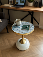 Table d'appoint ronde en MDF imprimé motif marbre bleu-gris avec piétement en fer doré et base blanche pour salon, hôtel, OEM, ODM