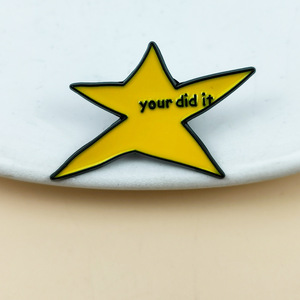 Broches en émail souple en forme d'étoile à cinq branches jaune irrégulière avec lettres anglaises 'You Did It', badges et accessoires, vente en gros - Product Image 5