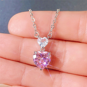 Collana con ciondolo a doppio cuore in zircone rosa per donna, grazioso ciondolo a forma di cuore, catena per clavicola, gioiello. - Product Image 3