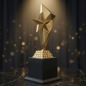 Trofeo Estrella Grabado con Láser y Bañado en Oro con Base de Pirámide y Base de Madera Negra para Premios de Reconocimiento Corporativo Portátil - Product Image 1