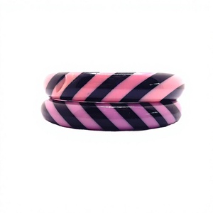 Bracelet jonc en acrylique rayé rose et noir de haute qualité, tendance, élégant, bijoux pour femmes et hommes, unisexe, stylé - Product Image 3