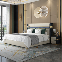 Lit double ou très grand lit en cuir, design italien de luxe léger, mobilier de chambre à coucher de style postmoderne pour villa
