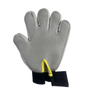 Guante de Aseo para Mascotas Xintu, Gris, Cinco Dedos, Herramienta para Eliminar el Pelo de Gatos, para Bañar Gatos de Pelo Corto - Product Image 3