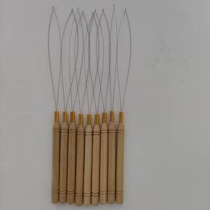 Enhebrador de Hilo con Gancho de Acero Inoxidable y Mango de Madera para Uso Comercial - Product Image 1