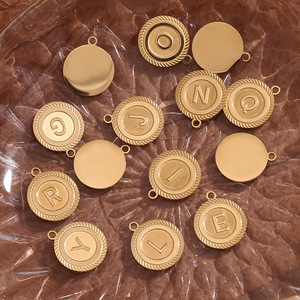 Colgante de acero inoxidable con letra inicial de tarjeta redonda, colgante chapado en oro, collares de joyería fina personalizados - Product Image 3
