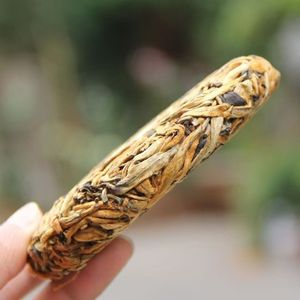 Torta di Tè Nero Pressato Dianhong Golden Needle dello Yunnan - Product Image 3