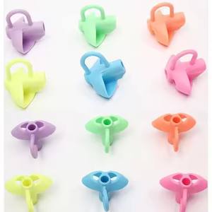 Venta caliente Empuñaduras de lápiz de goma <span class=keywords><strong>Escritura</strong></span> asistida Portalápices para niños Papelería para niños <span class=keywords><strong>Corrector</strong></span> de <span class=keywords><strong>escritura</strong></span> - Product Image 2