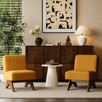 Fauteuil d'appoint contemporain en tissu bouclé texturé avec base sculpturale en bois foncé pour salon moderne, maison ou galerie