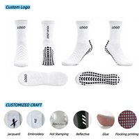 Chaussettes de football en gros avec grip floqué en faux daim, bord côtelé et logo personnalisé