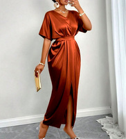 Robe longue élégante pour femme, en satin uni, col en V, manches courtes, taille cintrée, fente