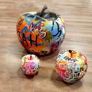 Conception personnalisée énorme fruit pomme banane statue <span class=keywords><strong>graffiti</strong></span> art sculpture pour extérieur doodle art décoration - Product Image 1