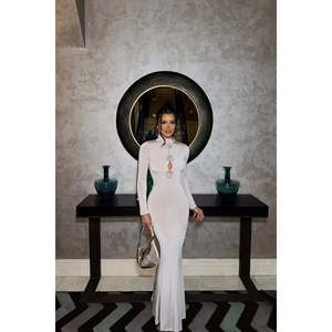 Vestido de Noche de Lujo Color Crema con Detalle de Rosas en la Espalda, Largo hasta el Suelo, Cintura Imperio, Tirantes Finos y Decoración de Perlas para Fiesta de Graduación - Product Image 5