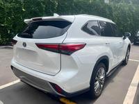 Toyota Highlander Hybride 2.5L E-Four 4x4 Édition Premium 7 Places LHD 2022 Véhicule Hybride d'Occasion Prêt à l'Exportation en Afrique avec Inspection Prise en Charge
