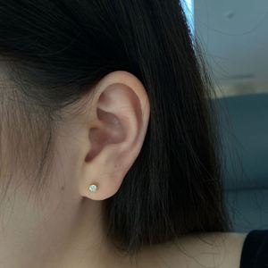 Aretes Pequeños y Delicados Dylam Hipoalergénicos de Plata de Ley 925 con Baño de Rodio y Circonita 5A para Mujeres y Niñas - Product Image 4