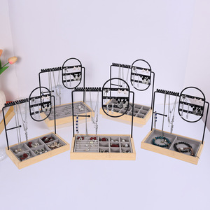 Venta al por mayor <span class=keywords><strong>de</strong></span> metal <span class=keywords><strong>de</strong></span> <span class=keywords><strong>madera</strong></span> pendiente anillo estantes <span class=keywords><strong>de</strong></span> exhibición COLLAR COLGANTE joyería <span class=keywords><strong>organizadores</strong></span> soporte pulsera joyería estante con bandeja - Product Image 1