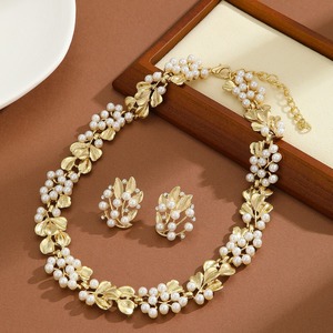 Élégants Accessoires de Mode pour Femmes Parure Artisanale Perle et Feuille de Ginkgo Collier et Boucles d'Oreilles en Alliage avec Zircon - Product Image 2