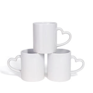 Mug en céramique blanche avec poignée en forme de cœur, couleur unie, revêtement par sublimation, vierge pour impression personnalisée - Product Image 1
